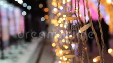 带有<strong>LED灯</strong>泡的街道装饰。 新年和圣诞主题快乐。
